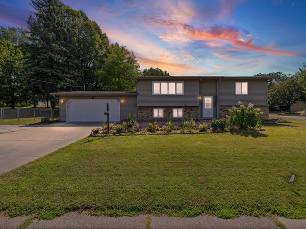 8921 49th Avenue N, New Hope, MN 55428