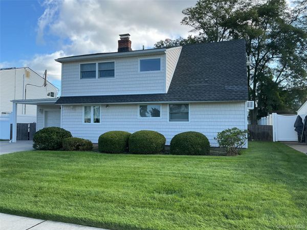 77 Choir Lane , Westbury, NY 11590