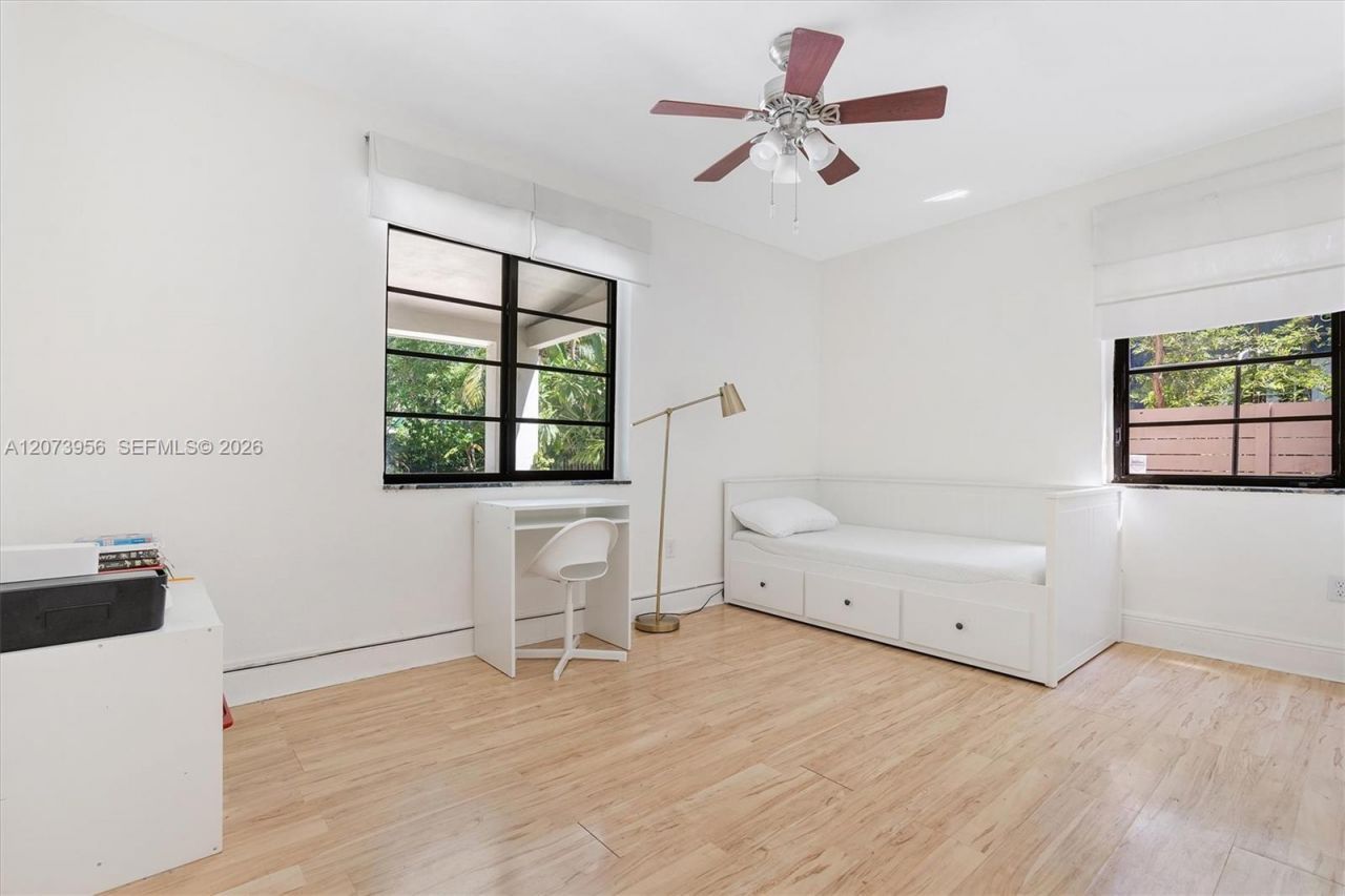 1000 NW 10th Ct, Miami, FL 33136 Photo