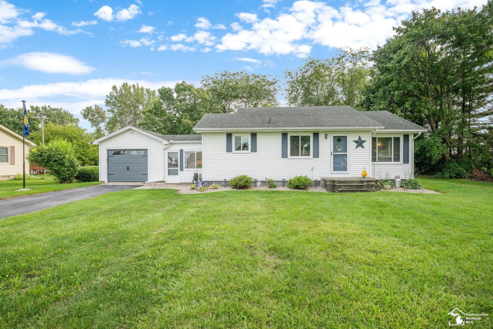 5093 W Dunbar Road, Monroe, MI 48161 Main Photo