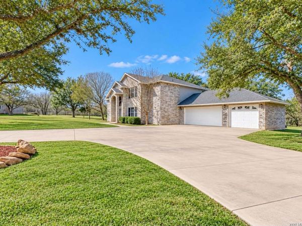3303 TRIPLE MDWS, China Grove, TX 78263