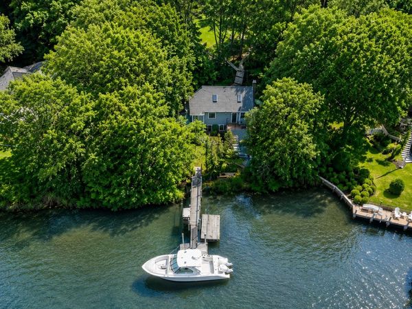 29 Childs River Rd, Falmouth, MA 02536