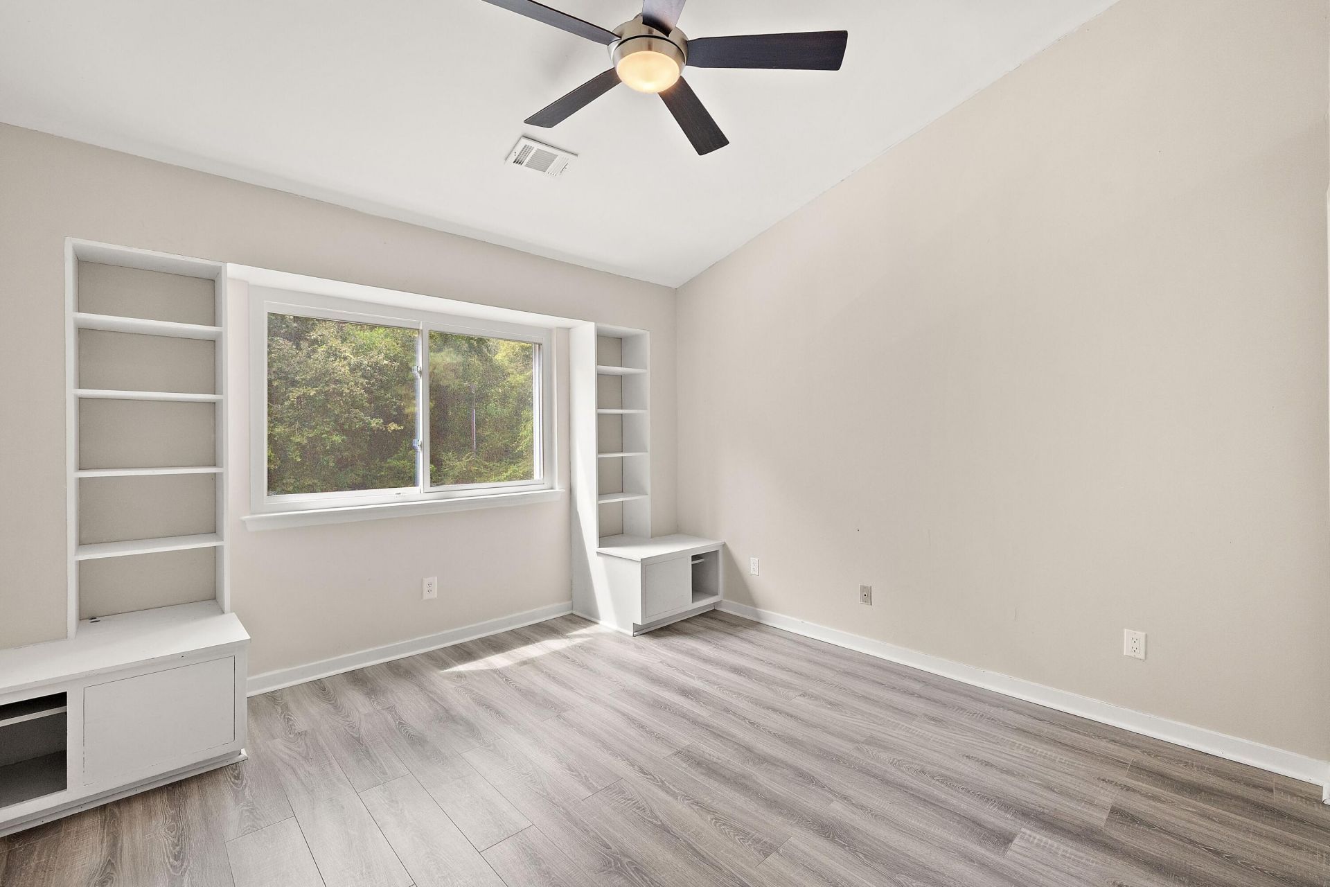 859 Sandlake Drive Photo 8