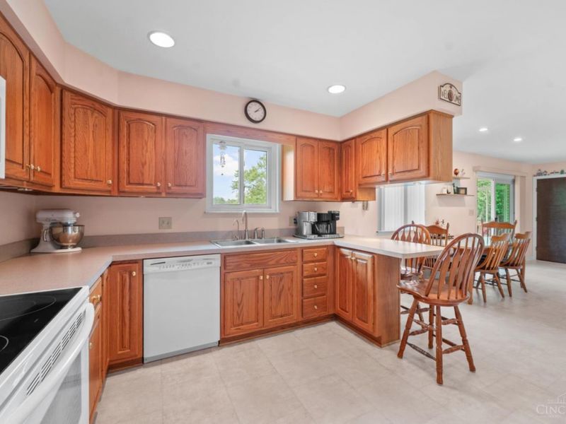 6166 Ramblingridge Drive, Green Township, OH 45247 Photo 8