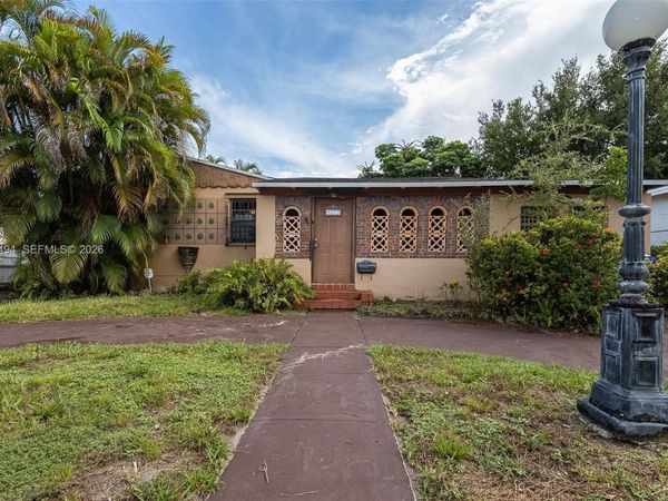 4070 NW 6th St , Miami, FL 33126