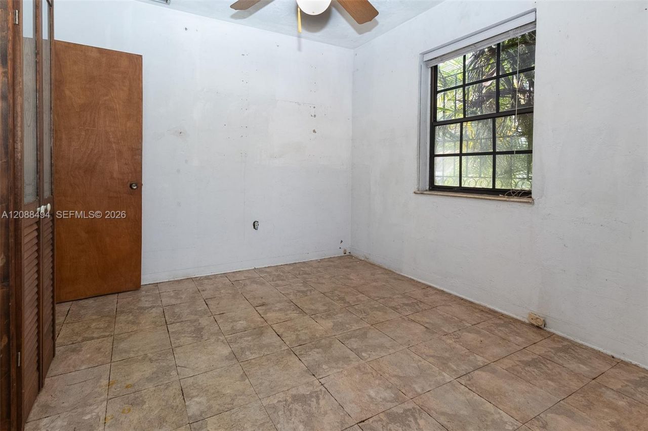 4070 NW 6th St, Miami, FL 33126 Photo