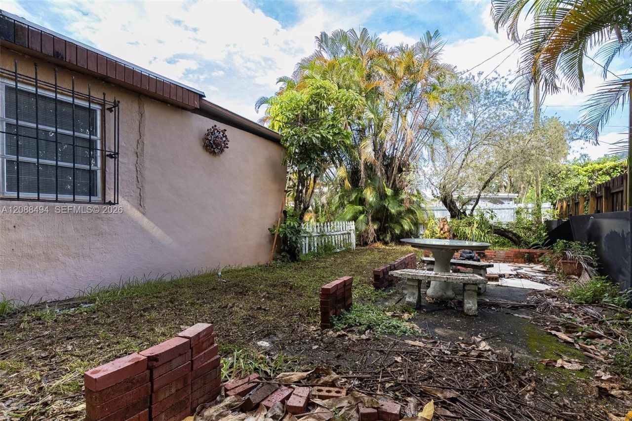 4070 NW 6th St, Miami, FL 33126 Photo