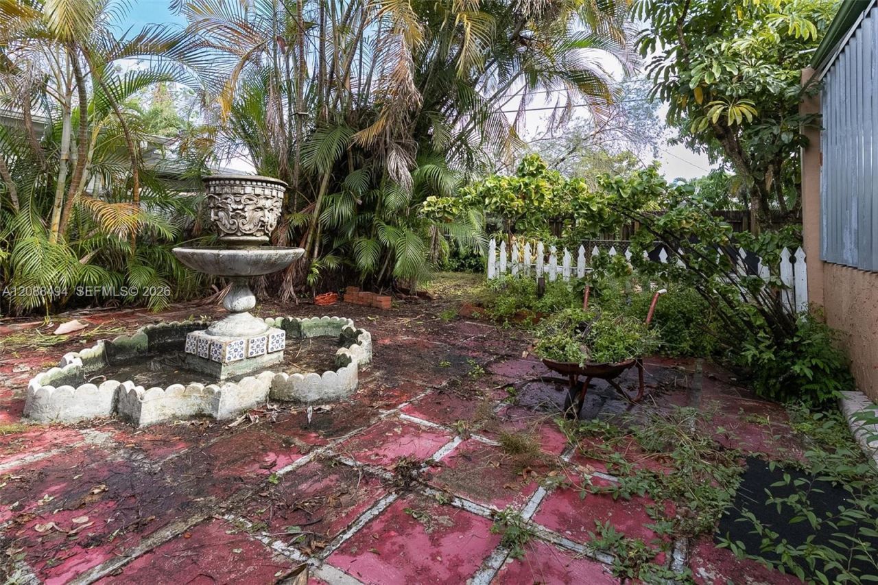 4070 NW 6th St, Miami, FL 33126 Photo