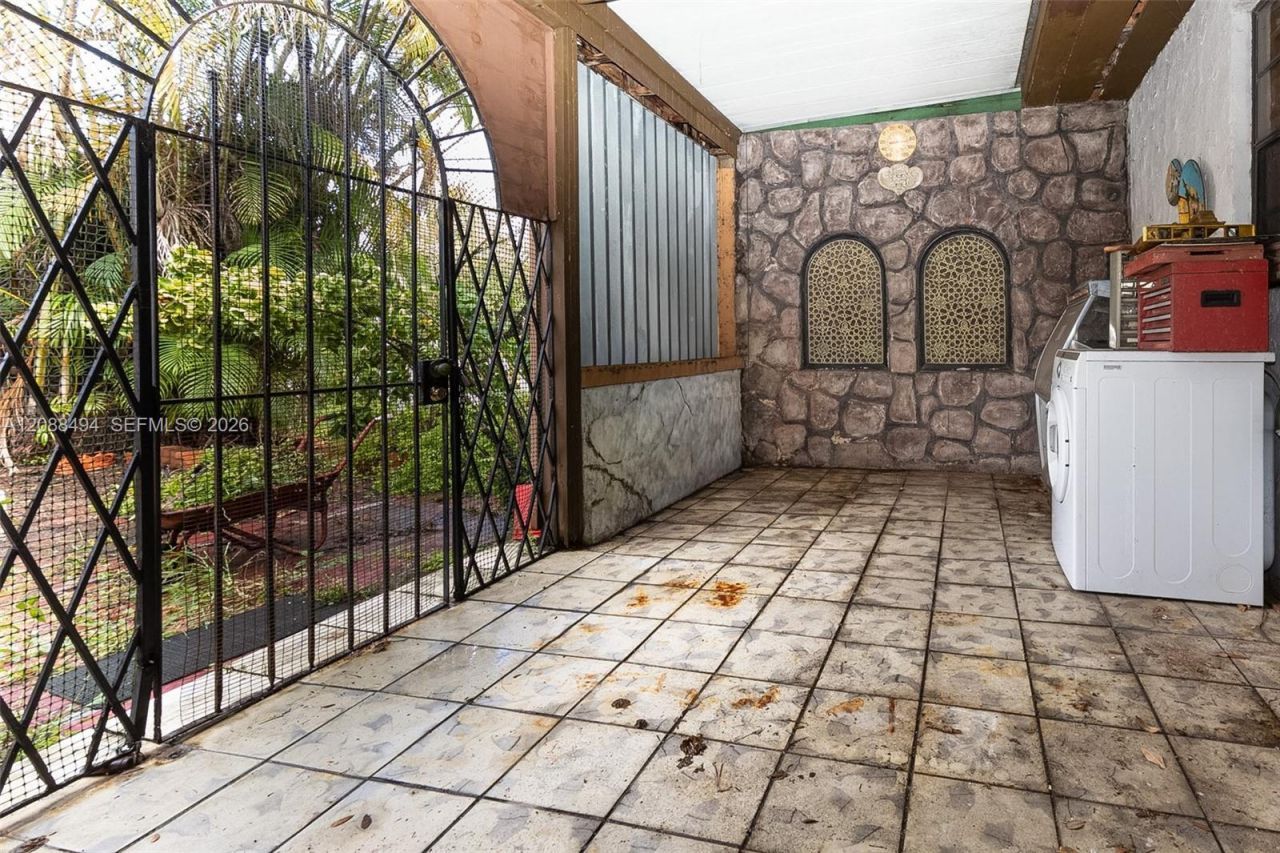 4070 NW 6th St, Miami, FL 33126 Photo