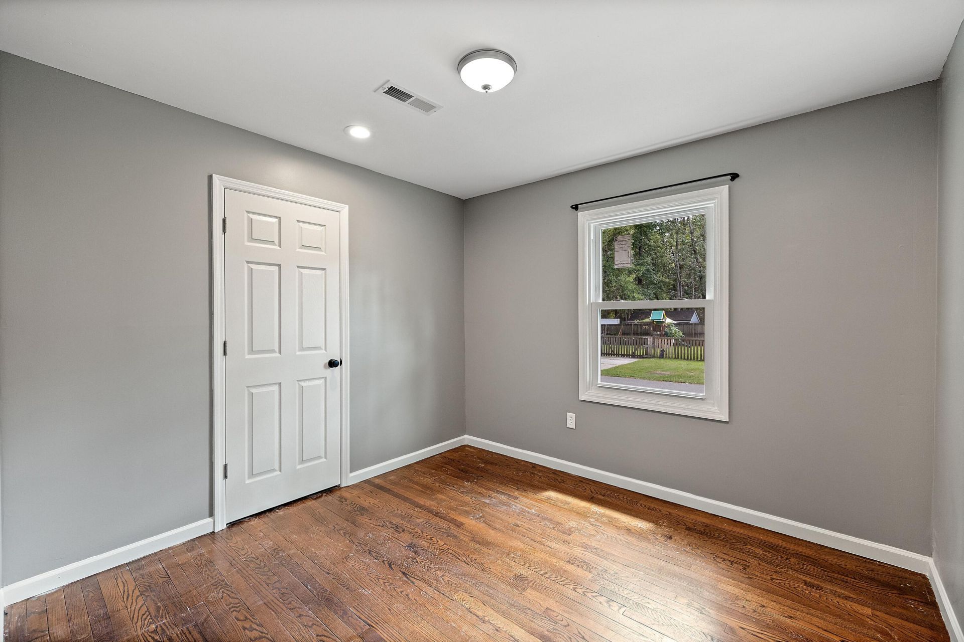 210 Peters Street Photo 8