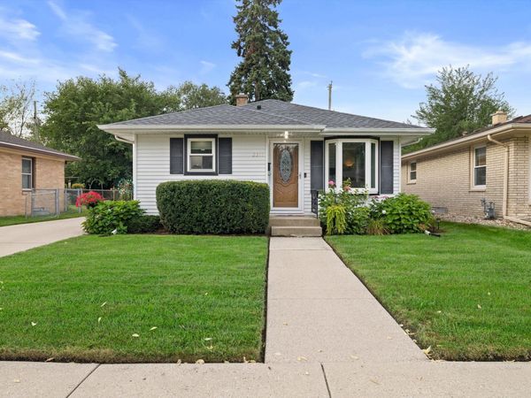 2317 Gillen St, Racine, WI 53403