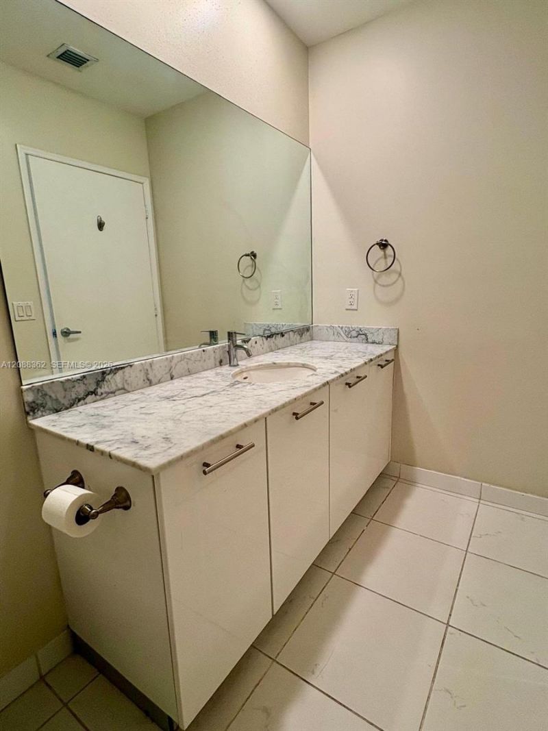 950 Brickell Bay Dr, Unit 4505, Miami, FL 33131 Photo