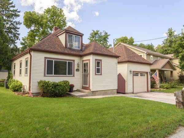 2027 W Shore Dr, Delafield, WI 53018