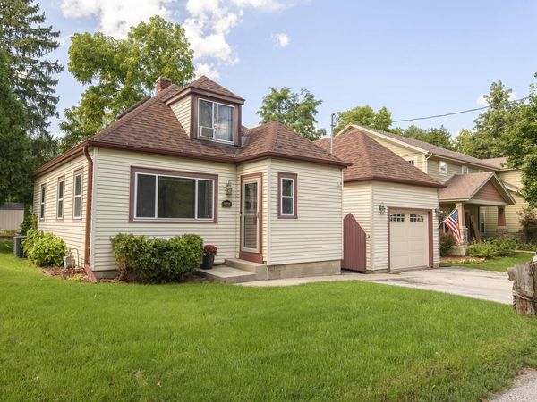 2027 W Shore DRIVE, Delafield, WI 53018