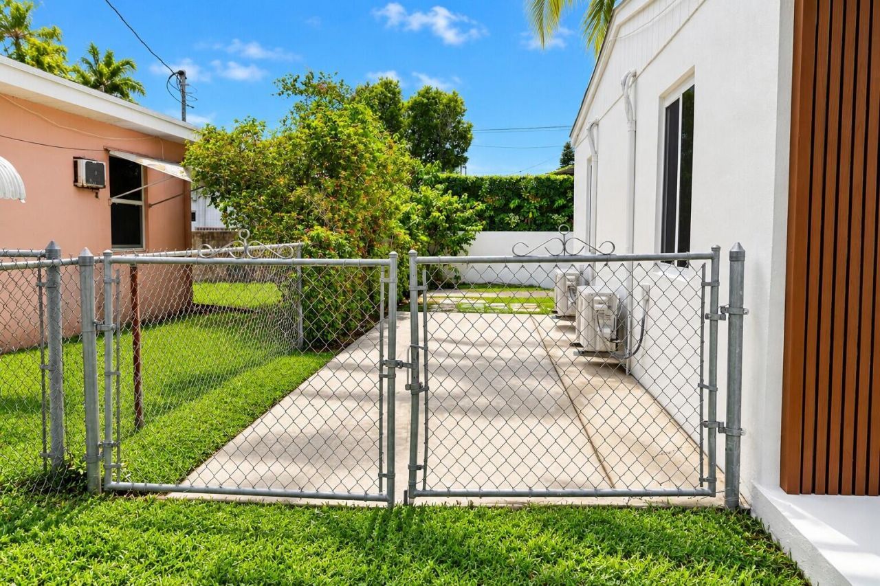 16202 NE 18th Court, North Miami Beach, FL 33162 Photo
