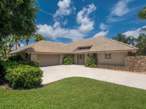 13 Balfour Road W, Palm Beach Gardens, FL 33418