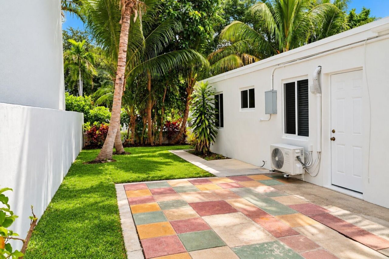 16204 NE 18th Court, North Miami Beach, FL 33162 Photo