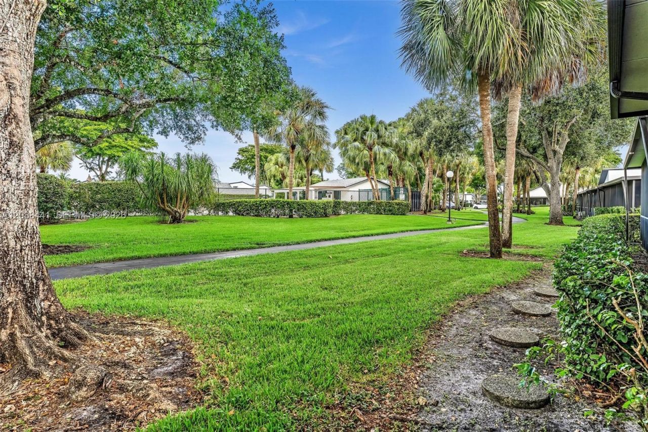 359 Fairway Cir, Unit 59, Weston, FL 33326 Photo