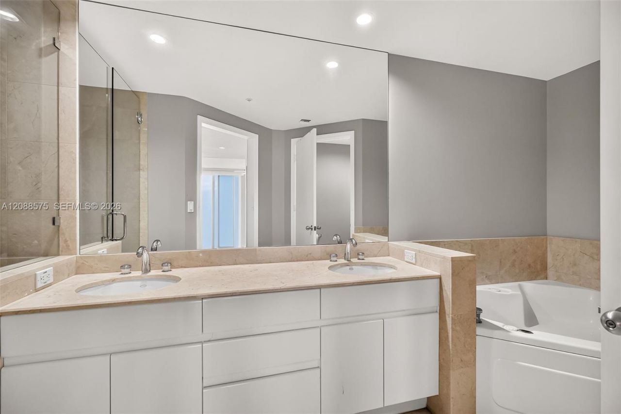 848 Brickell Key Dr, Unit 1104, Miami, FL 33131 Photo