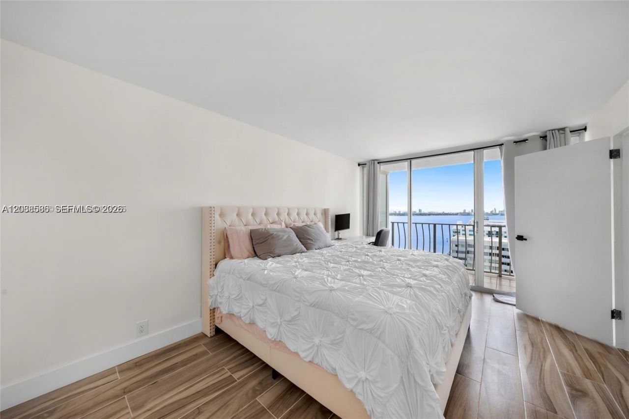 7601 E Treasure Dr, Unit 1722, North Bay Village, FL 33141 Photo