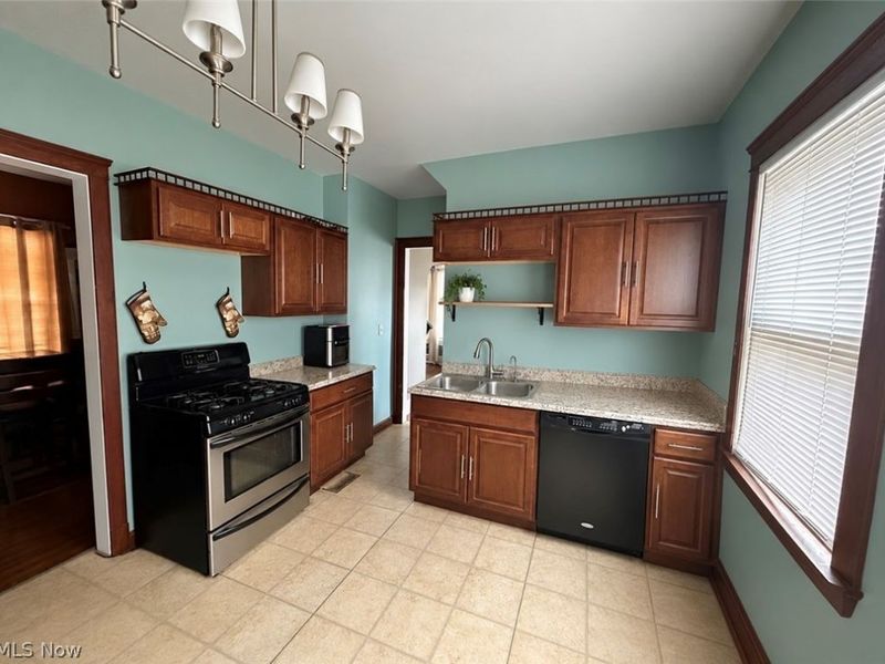 3930 Poe Avenue, Cleveland, OH 44109 Photo 3