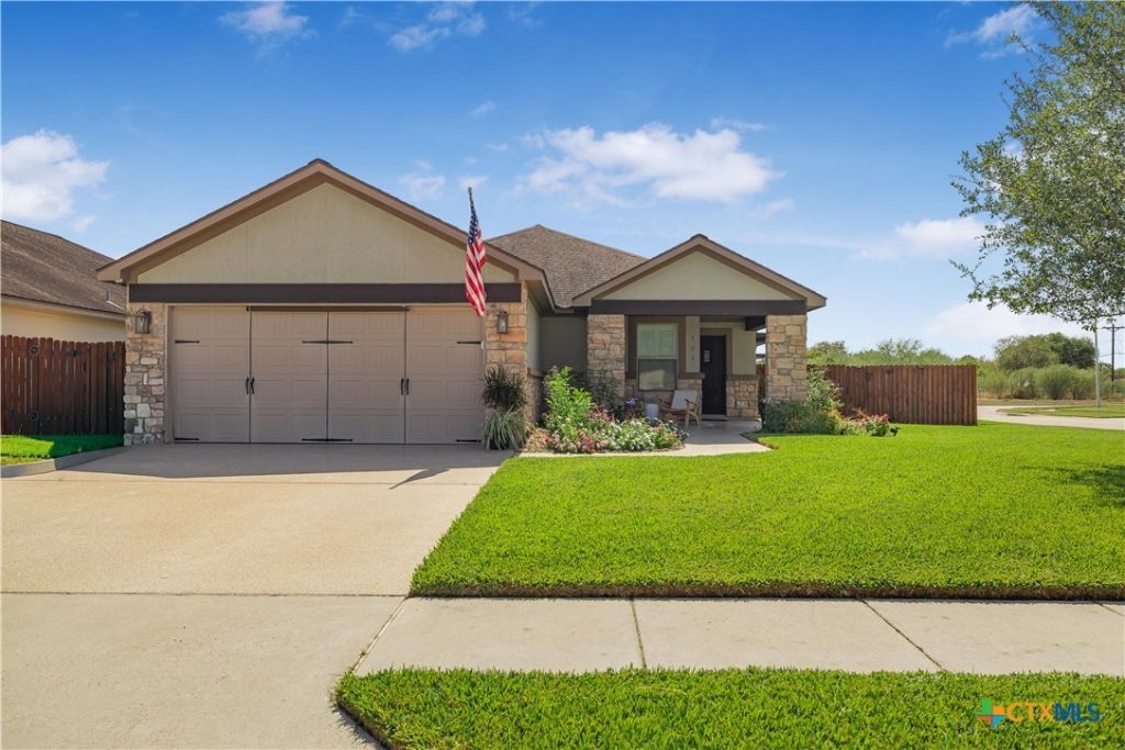 101 Gabbiano Court, Victoria, TX 77904 Main Photo