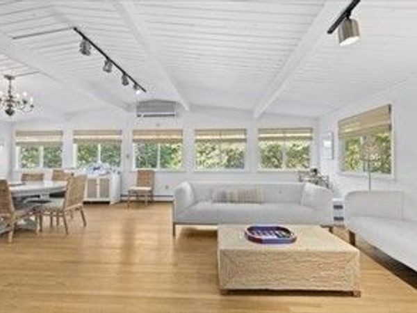 33 Nemasket Rd West, Falmouth, MA 02540