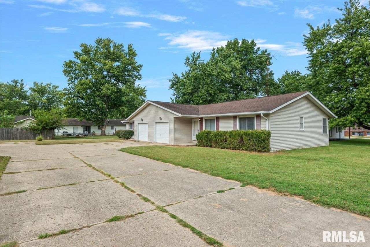 33 Mueller Court, Riverton, IL 62561 Main Photo