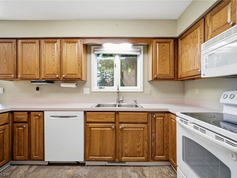 37099 Hunters Trail , Avon, OH 44011 Photo 12