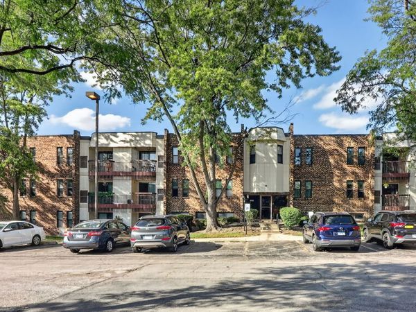 2212 Country Club Drive , Unit 21, Woodridge, IL 60517