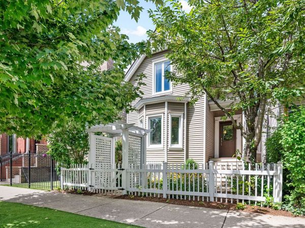 2520 W Medill Avenue, Chicago, IL 60647