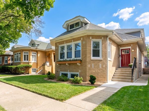2637 W Coyle Avenue , Chicago, IL 60645