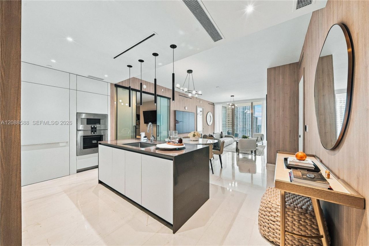 300 Biscayne Boulevard Way, Unit 1605W, Miami, FL 33131 Photo