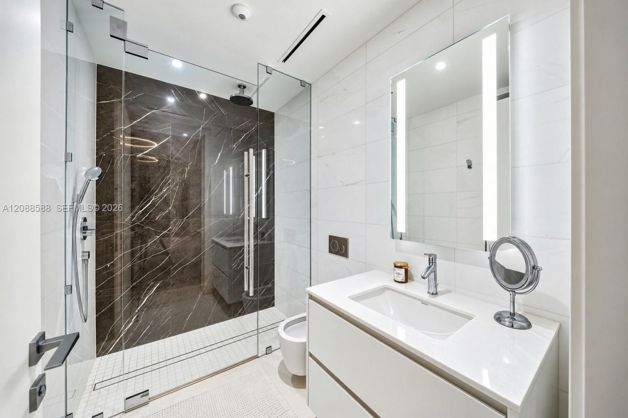 300 Biscayne Boulevard Way, Unit 1605W, Miami, FL 33131 Photo