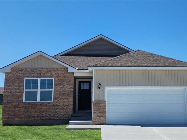 21800 Vinci Circle, Peculiar, MO 64078