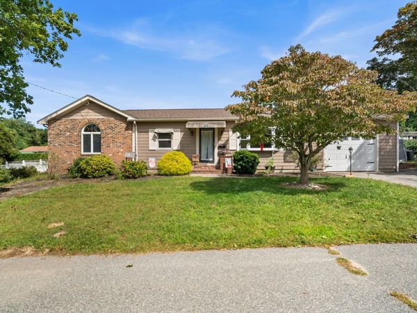 24 Kennedy St, Dartmouth, MA 02747
