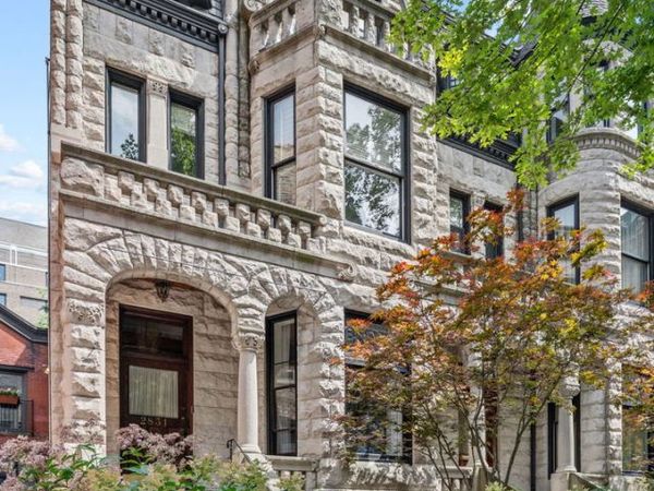2831 N Pine Grove Avenue , Chicago, IL 60657