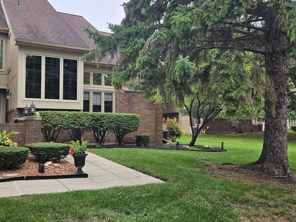 37676 N Laurel Park Drive, Unit 70, Livonia, MI 48152