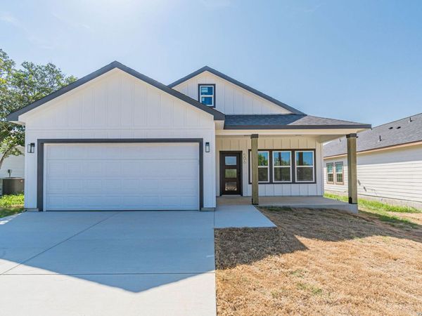 506 Hickory St, Jourdanton, TX 78026