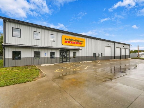 1110 Hawkeye Dr Drive, Hiawatha, IA 52233