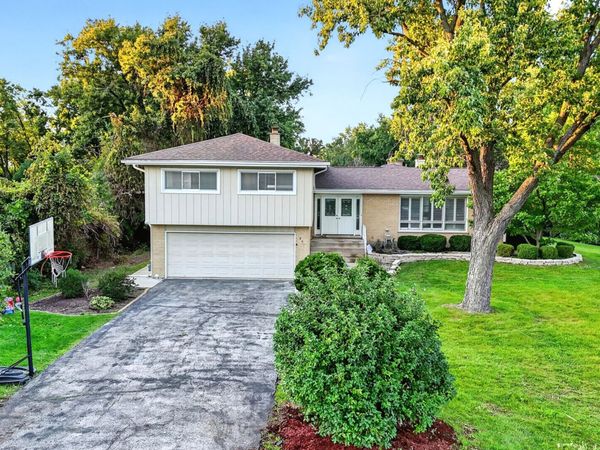 800 RIDGEMOOR Drive W, Willowbrook, IL 60527