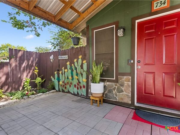 734 Neches Street , Lockhart, TX 78644