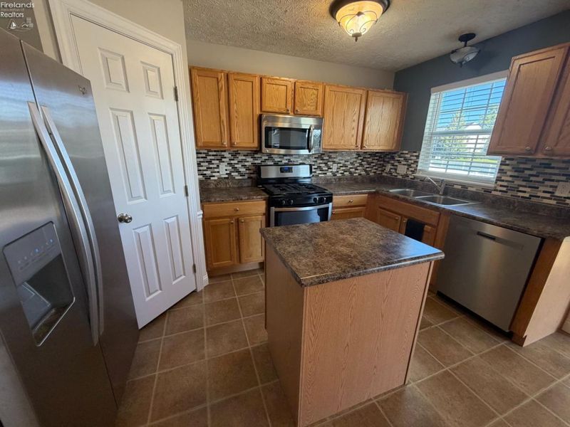 6510 Buttercup, Lorain, OH 44053 Photo 4