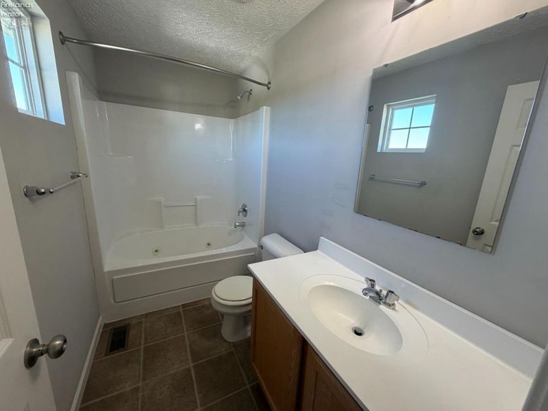 6510 Buttercup, Lorain, OH 44053 Photo 8