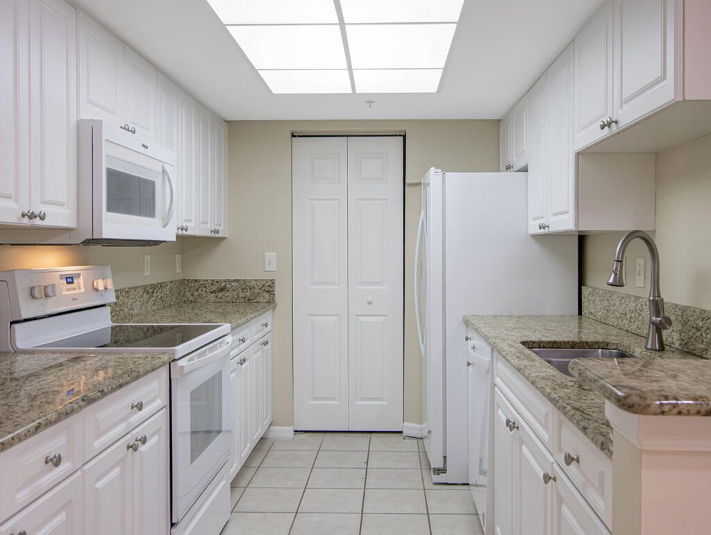 100 Crestwood Court N, Unit 109, Royal Palm Beach, FL 33411 Photo