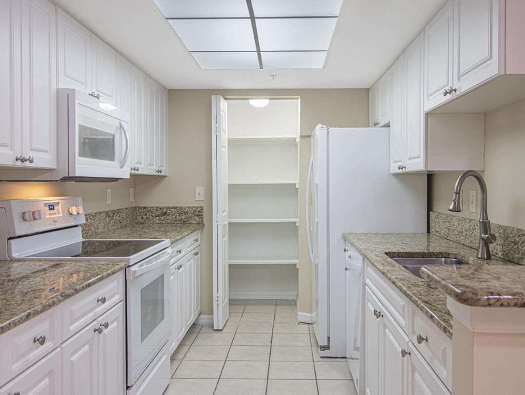 100 Crestwood Court N, Unit 109, Royal Palm Beach, FL 33411 Photo
