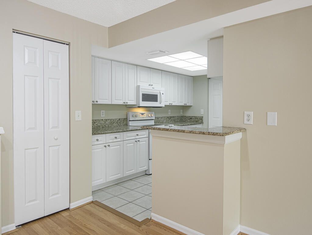 100 Crestwood Court N, Unit 109, Royal Palm Beach, FL 33411 Photo