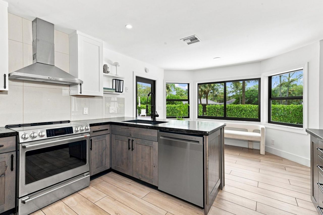 14902 Paddock Drive, Wellington, FL 33414 Photo