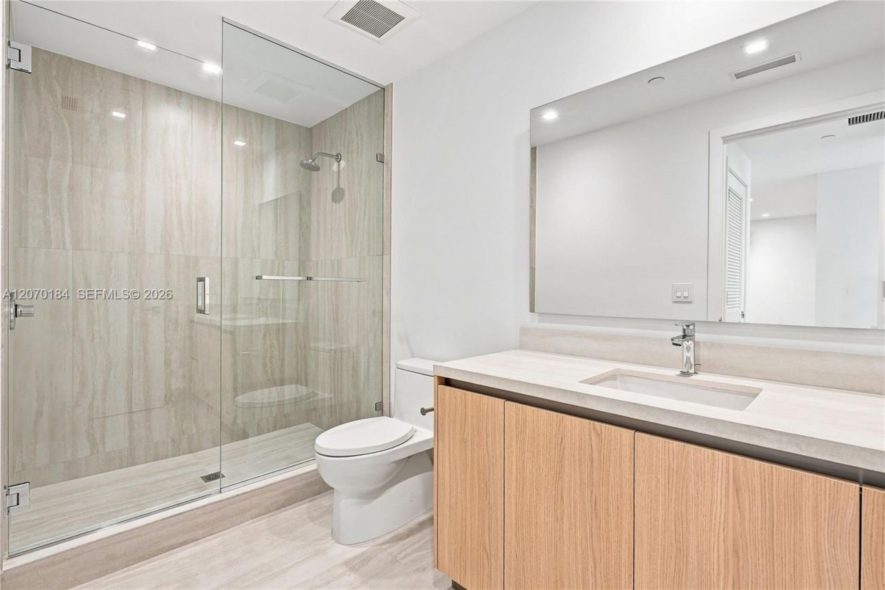 2411 Laguna Cir, Unit 1402, Miami, FL 33181 Photo