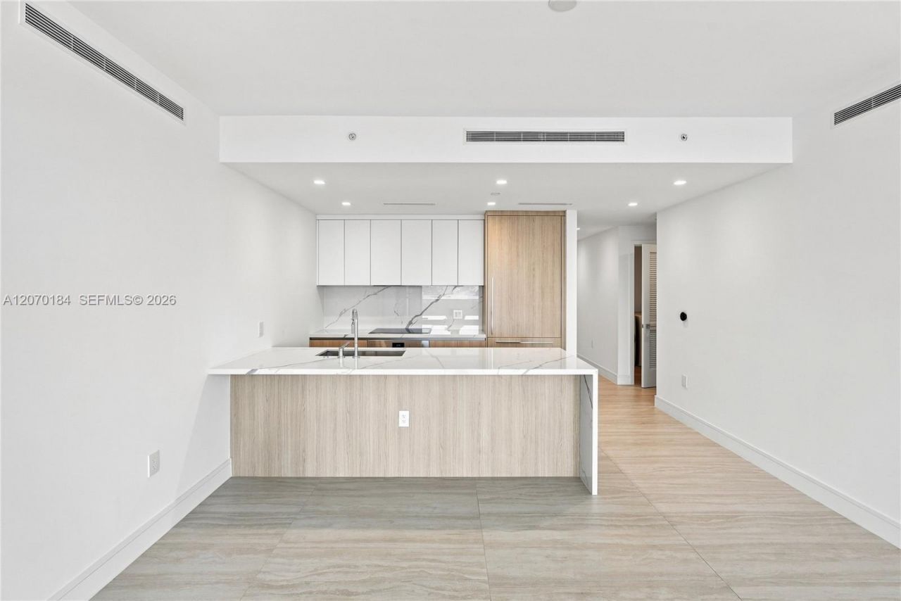 2411 Laguna Cir, Unit 1402, Miami, FL 33181 Photo